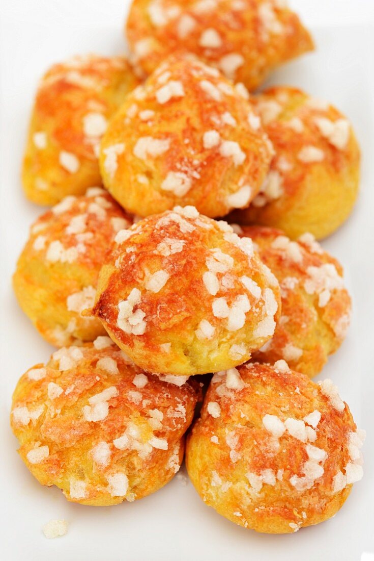 Chouquettes mit Hagelzucker (Brandteiggebäck)