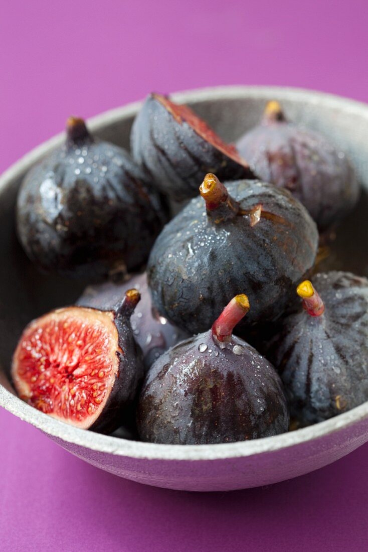 A bowl of fresh wet figs