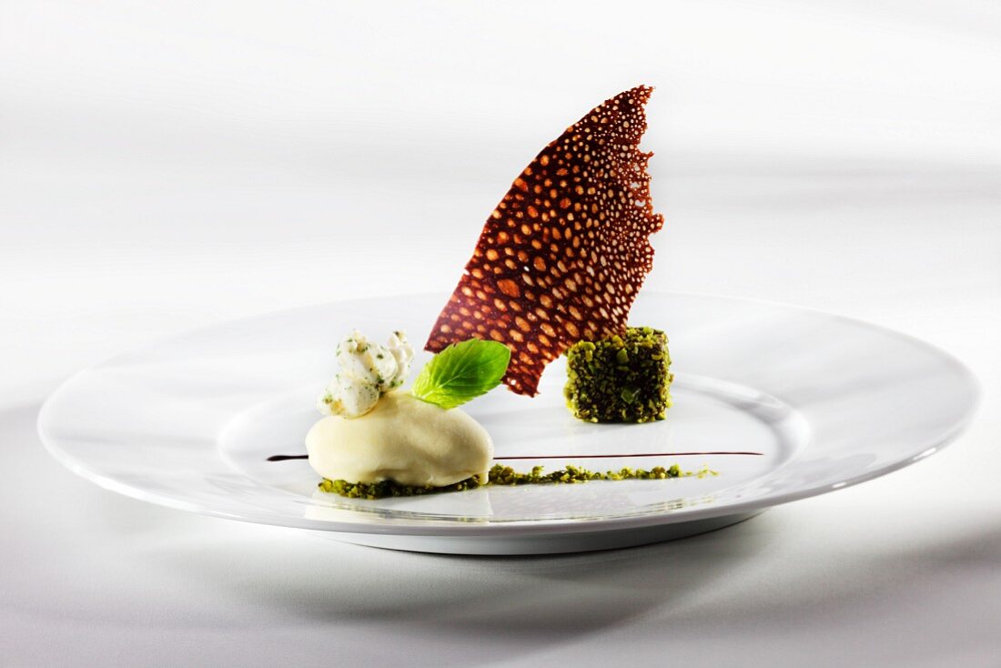 Pistachio confectionery with brittle and mousse