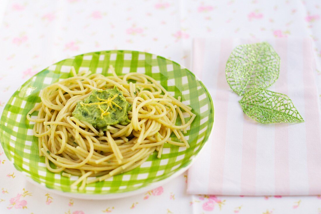 Spaghetti mit Avocado-Spinat-Creme
