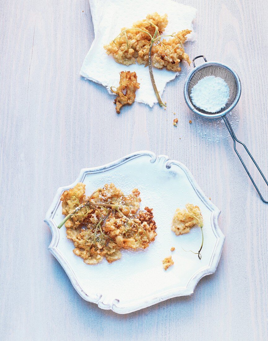 Frittierte Holunderblüten mit Puderzucker