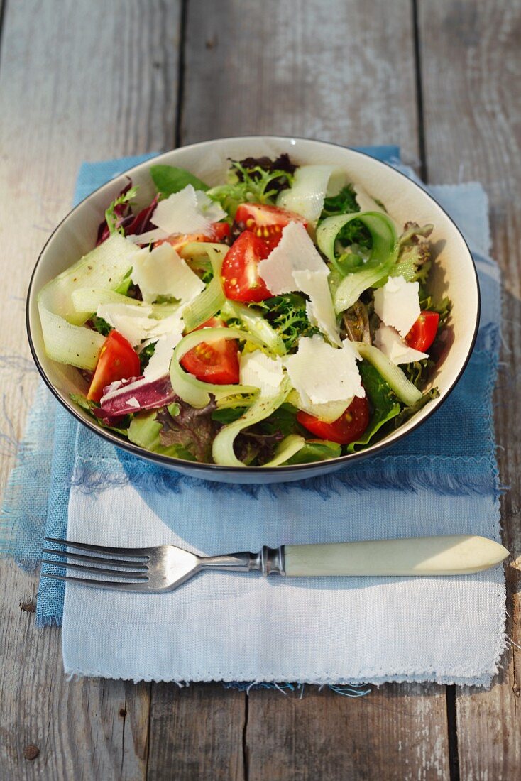 Mixed leaf salad with cherry tomatoes, cucumber and Parmesan