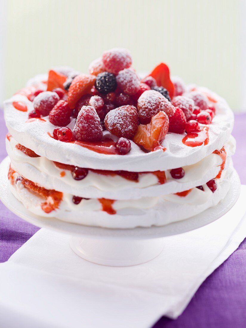 Pavlova mit frischen Beeren auf Tortenständer