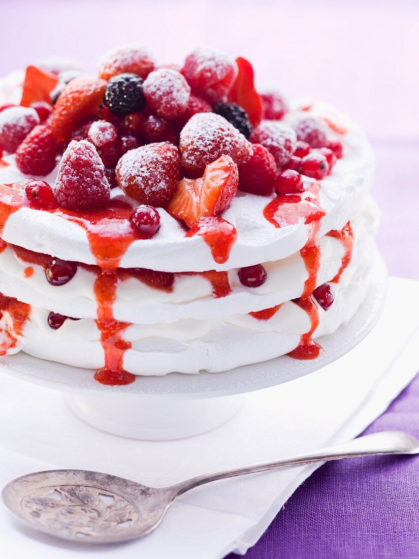 Pavlova mit frischen Beeren auf Tortenständer