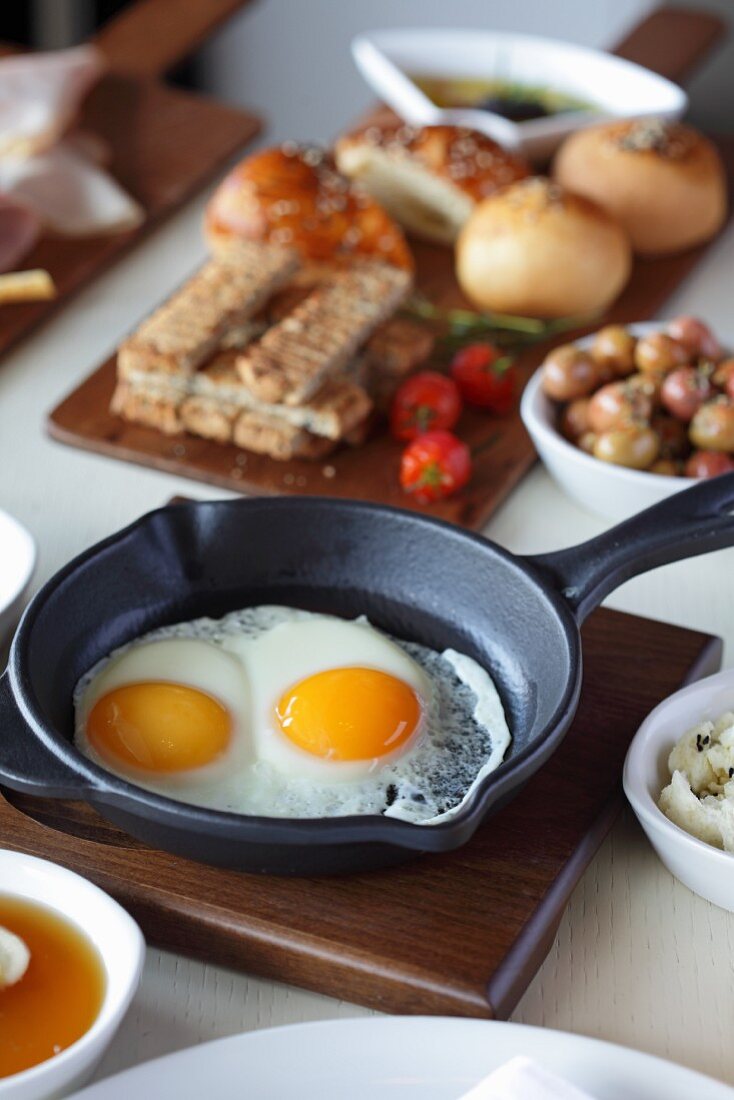 Türkisches Frühstück mit Spiegeleiern