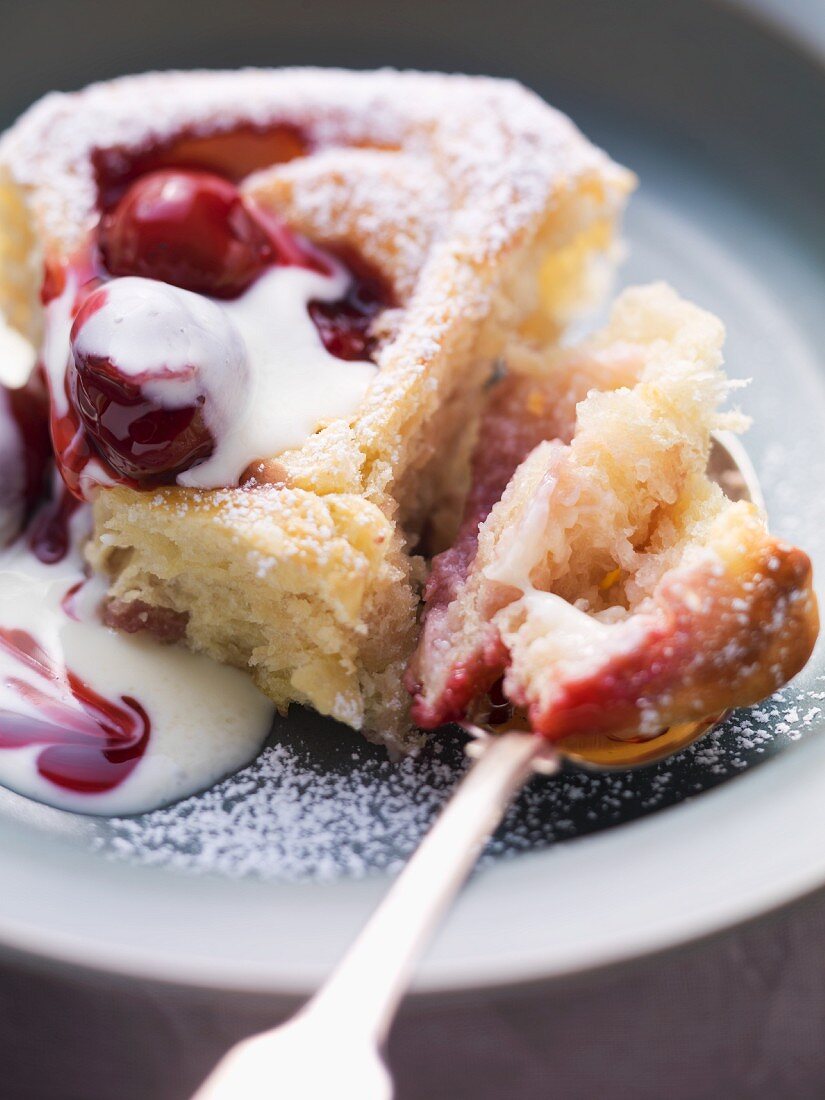 Zimt-Rosenkuchen mit Kirschen und Vanillesoße