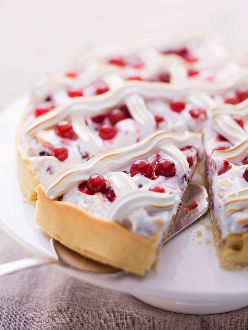 A meringue cake with redcurrants