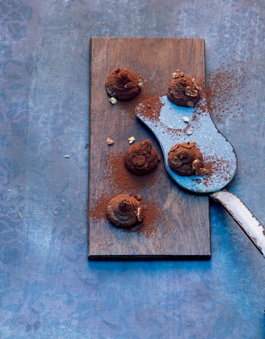 Schokoladenplätzchen mit Kakaopulver