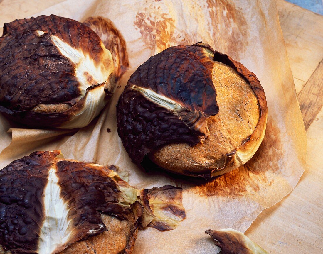 Brot, in Kohlblättern gebacken