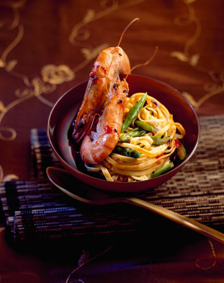 Tagliatelle with prawns (Asia)