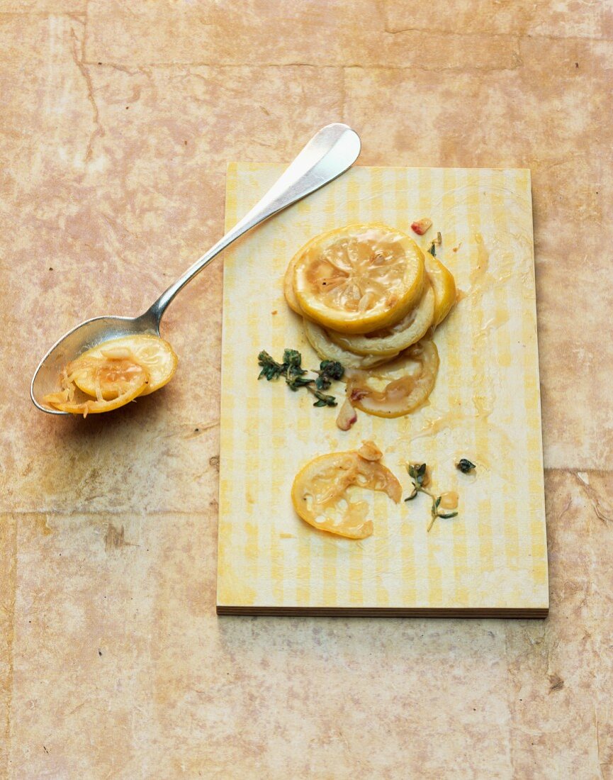 Jellied lemon slices with thyme