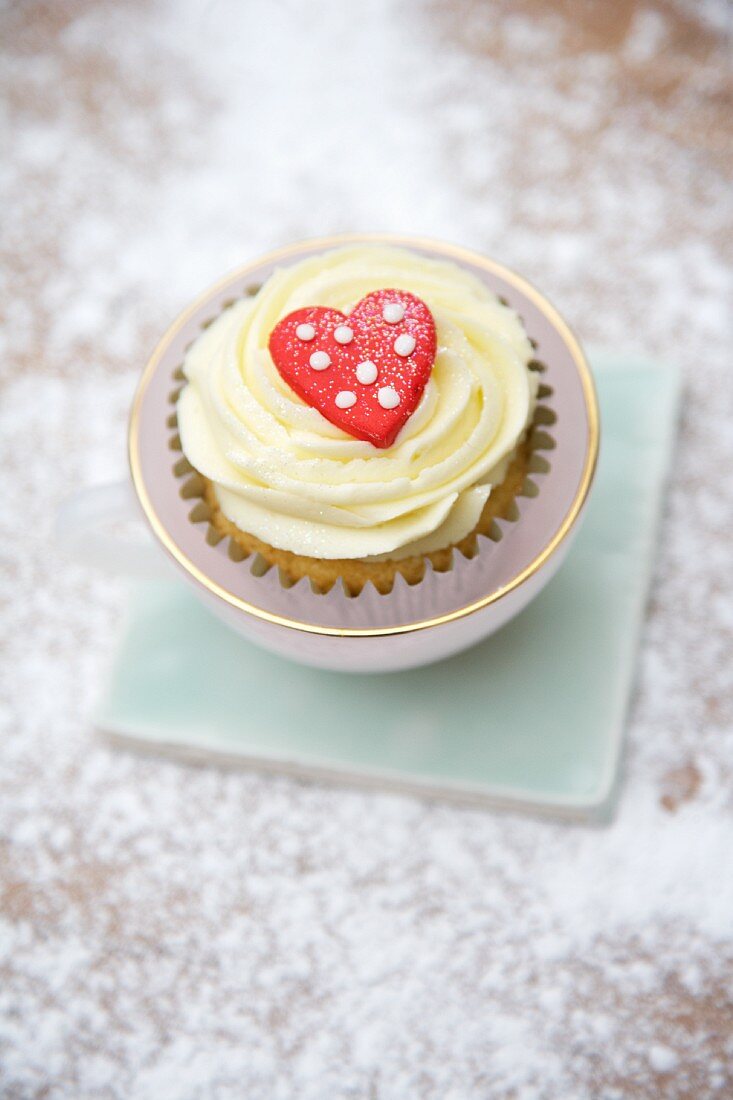 Cupcake mit heller Creme rotem Marzipanherz