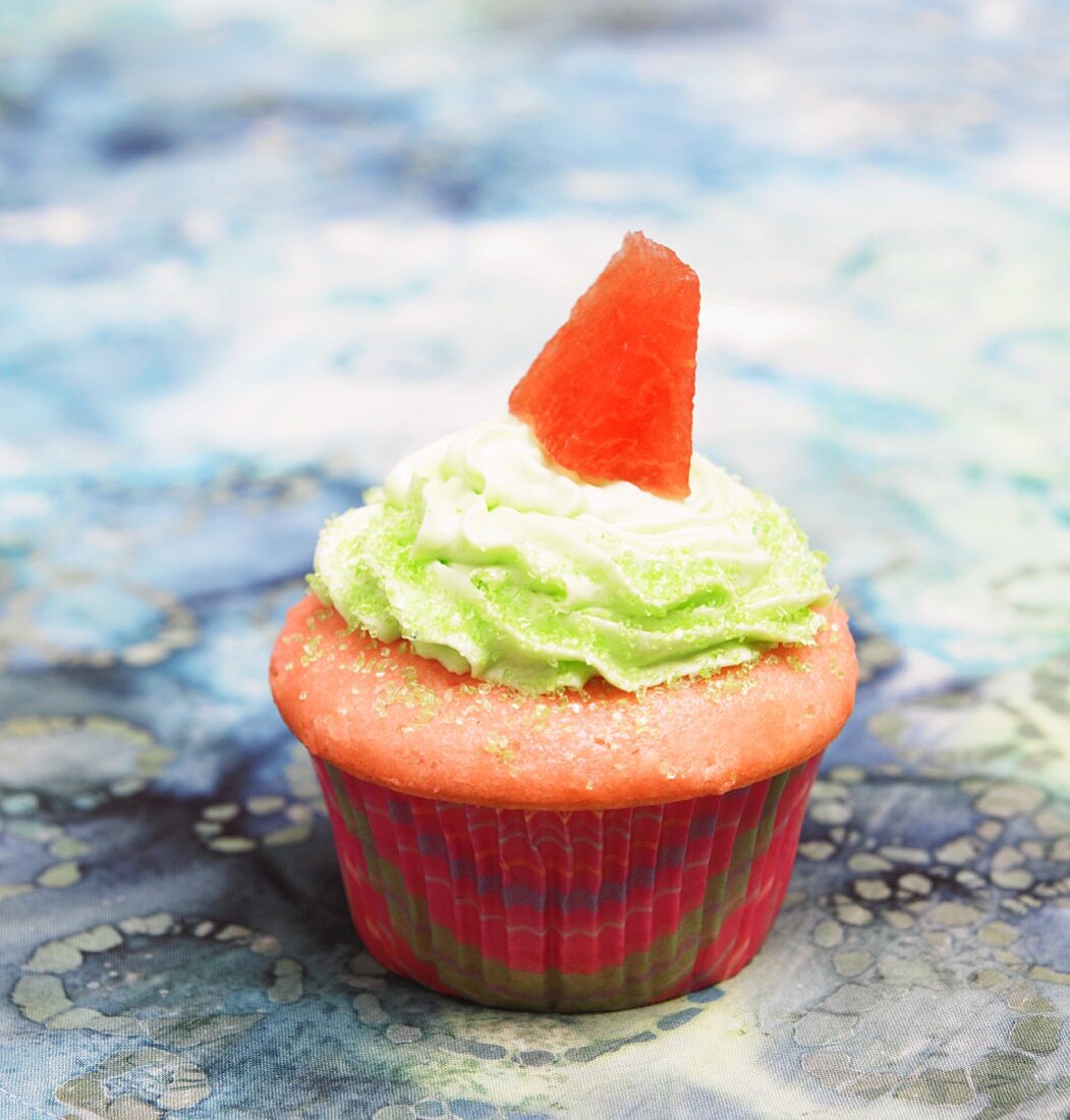 Wassermelonen-Cupcake mit grünem Frosting und einem Stück Wassermelone