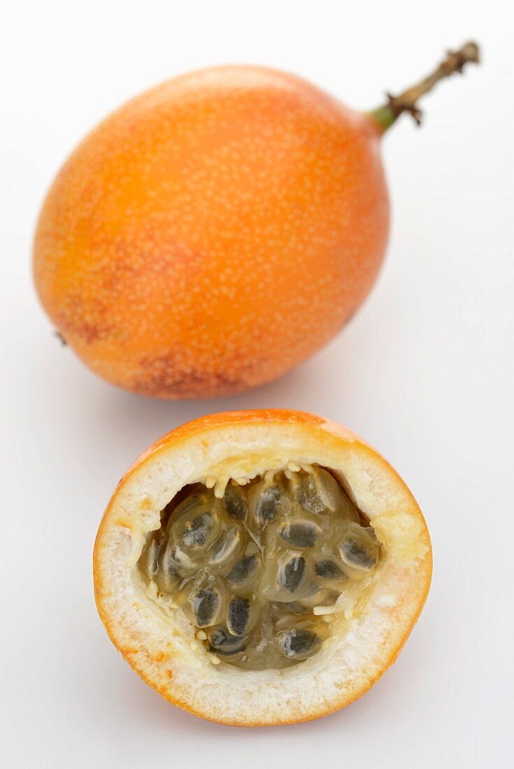 Eine ganze und eine halbierte Granadilla