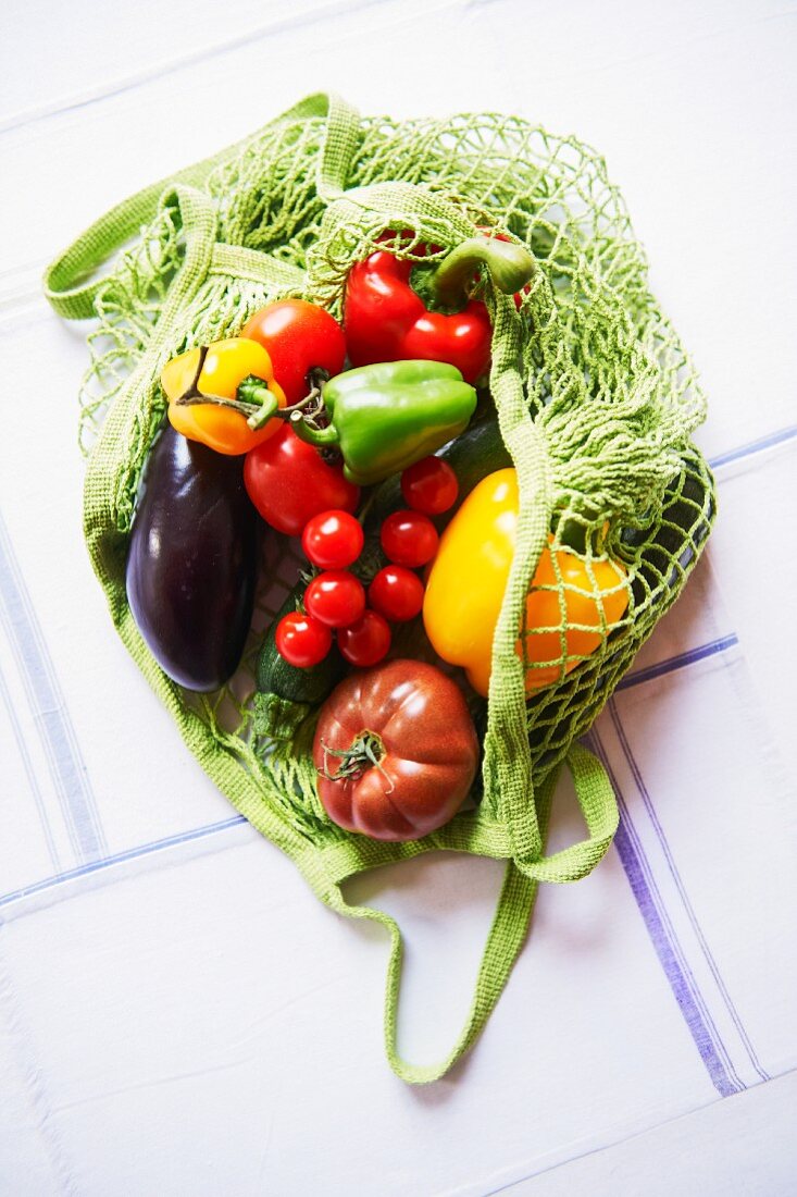 Gemüsestillleben mit Einkaufsnetz