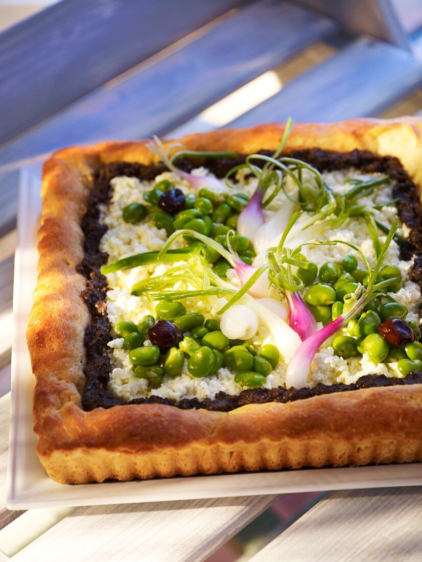 Pikanter Kuchen mit Brousse-Käse, Gemüse und Tapenade