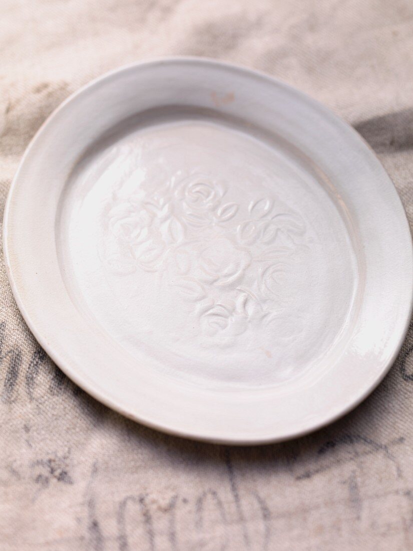 Antiker Keramikteller mit Rosenmotiv