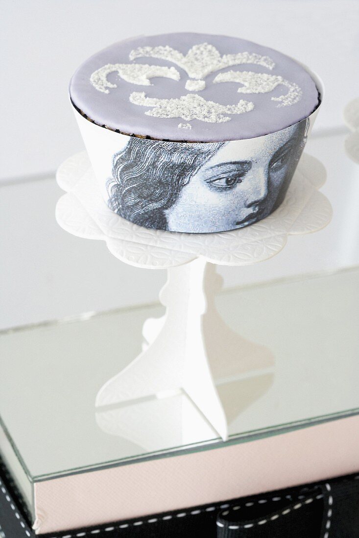 Vanille Cupcake mit lila Glasur