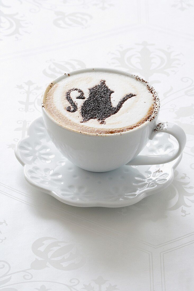 Tasse Cappuccino mit Muster aus Kakaopulver