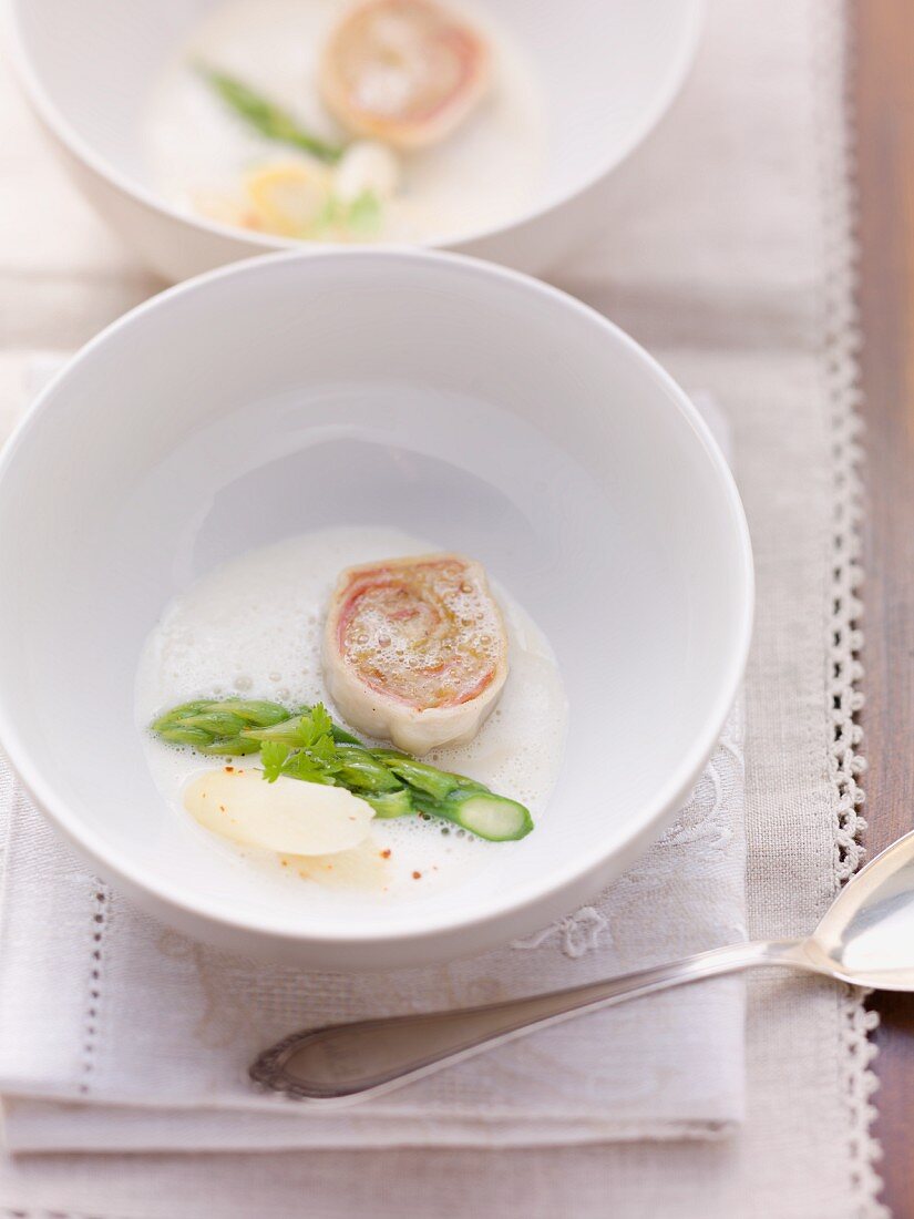 Spargelsuppe mit Roulade aus Spanferkel und Sauerkraut