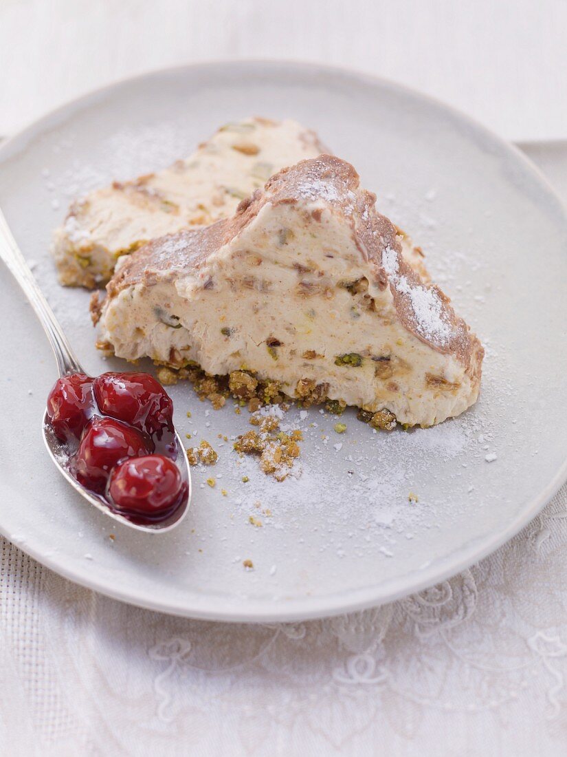 Eisstollen mit Schokolade, Krokant und Kirschkompott