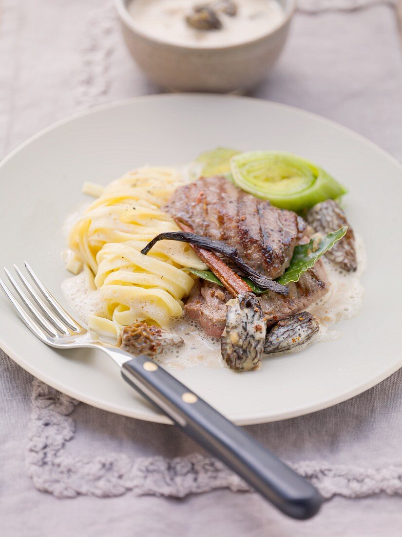 Rehschnitzel mit Morchelcremesoße, Lauch und Bandnudeln