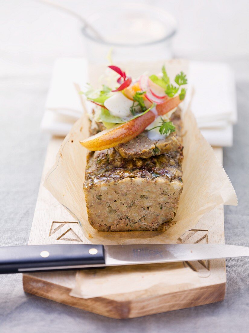 Leberterrine mit Salat, Birne und Buttermilchvinaigrette