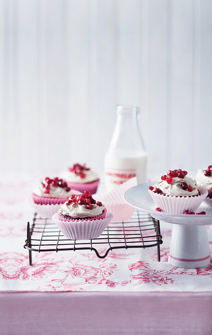 Mehrere Red Velvet Coffee Cupcakes mit Granatapfelkernen