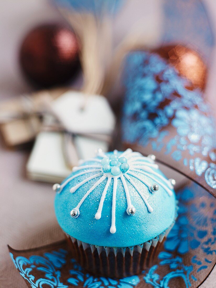 Verzierter Cupcake mit blauem Fondant zu Weihnachten