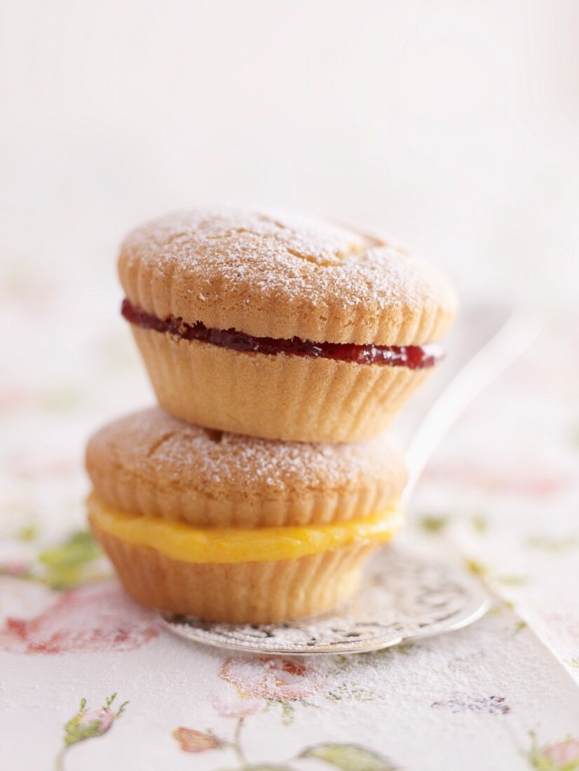 Cupcakes filled with jam and lemon curd