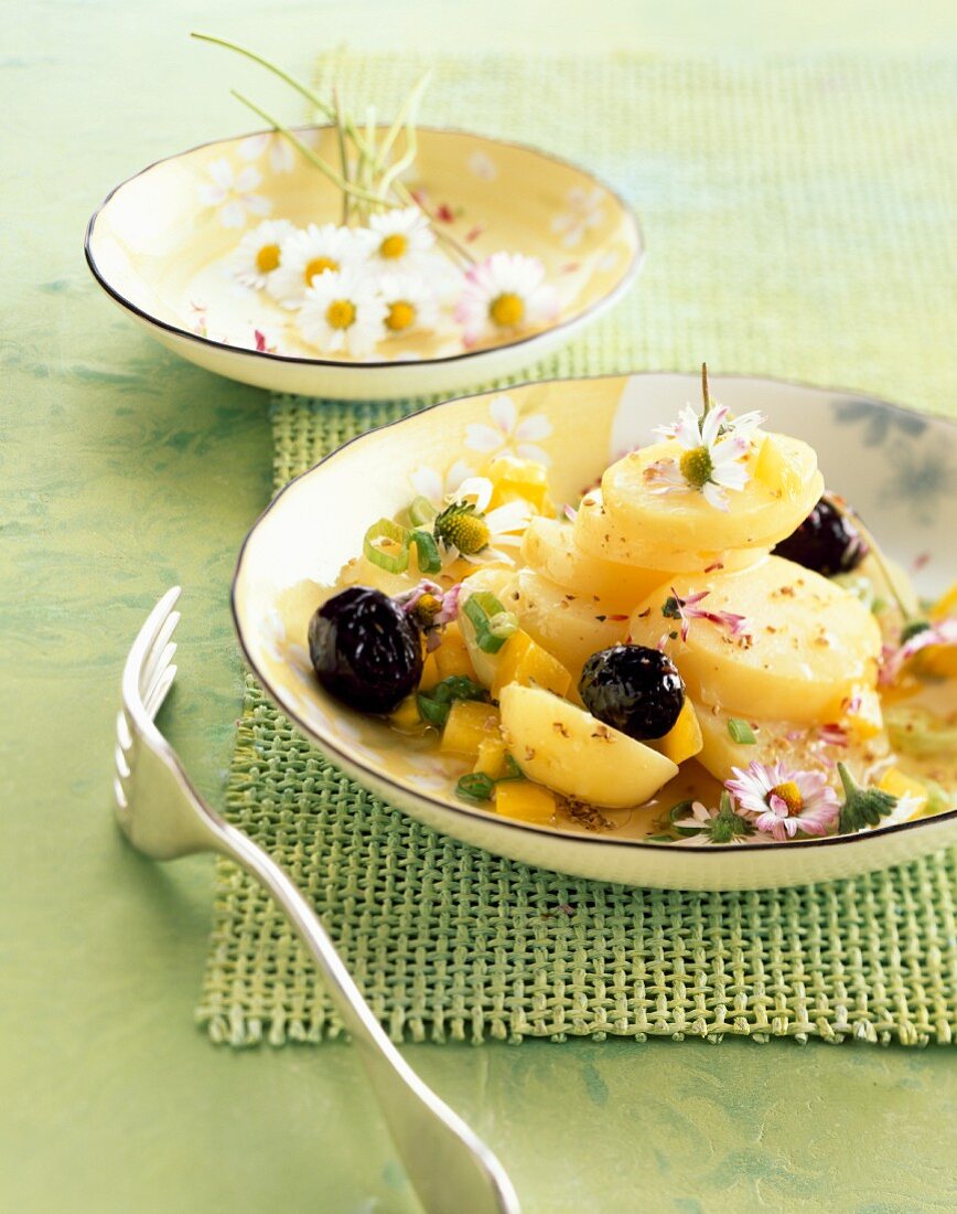 Kartoffelsalat mit Oliven und Gänseblümchen