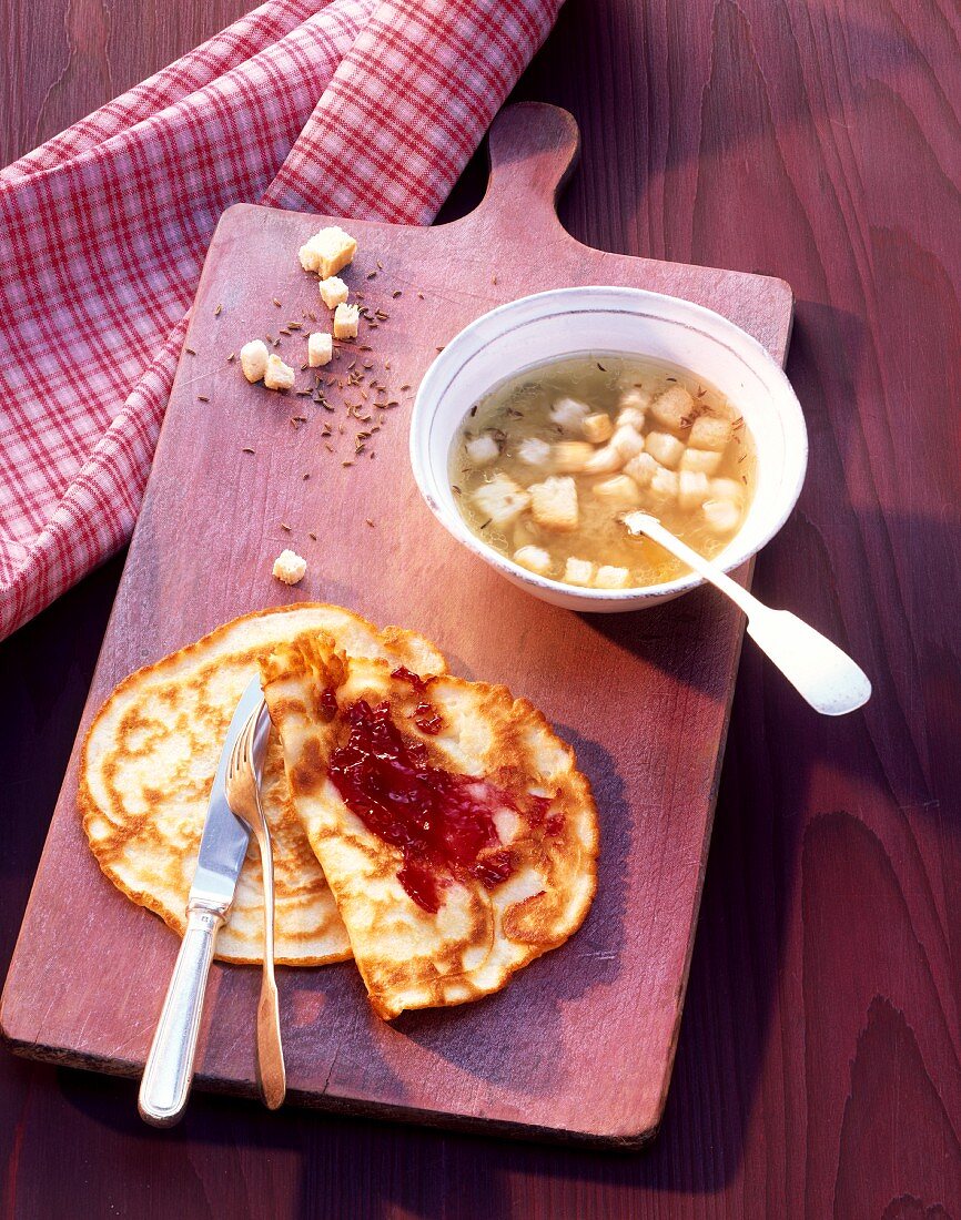 Kümmelsuppe und Pfannkuchen mit Marmelade