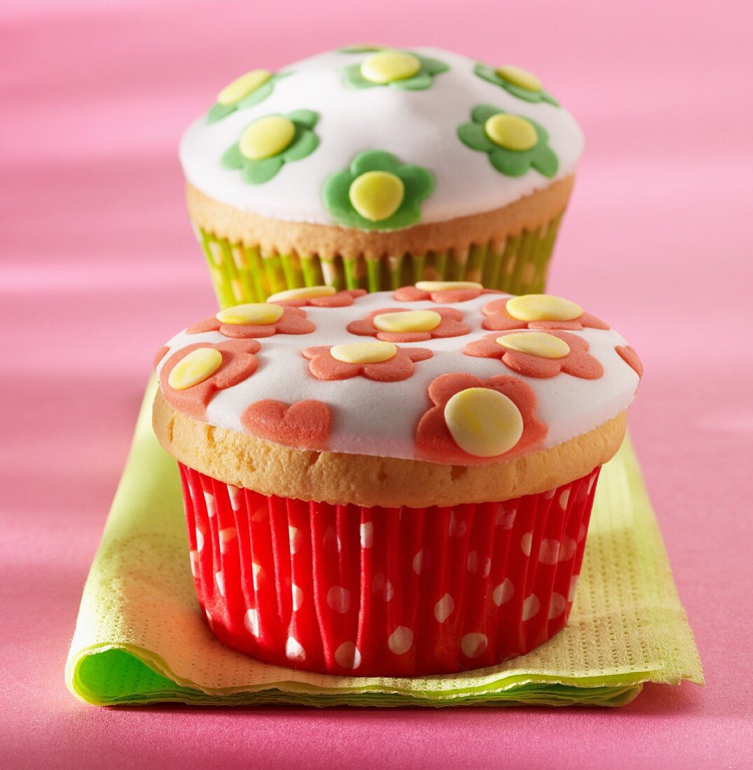 Zwei Cupcakes mit Blumenmuster-Dekoration