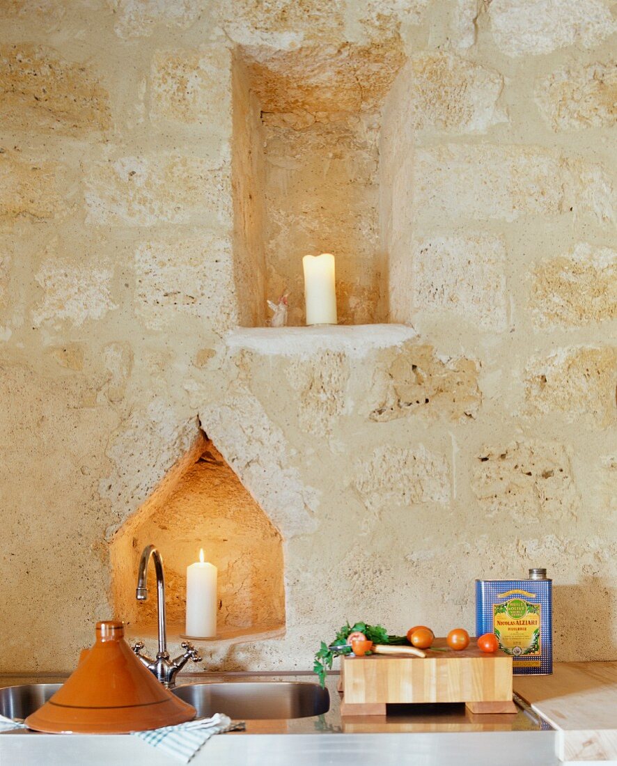 Spüle & Wandnischen im Château Maignaut (Pyrenäen, Frankreich)