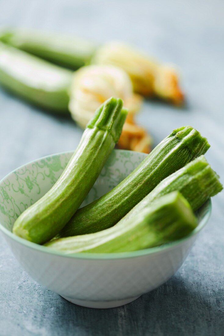 Frische Zucchini in einer Schale