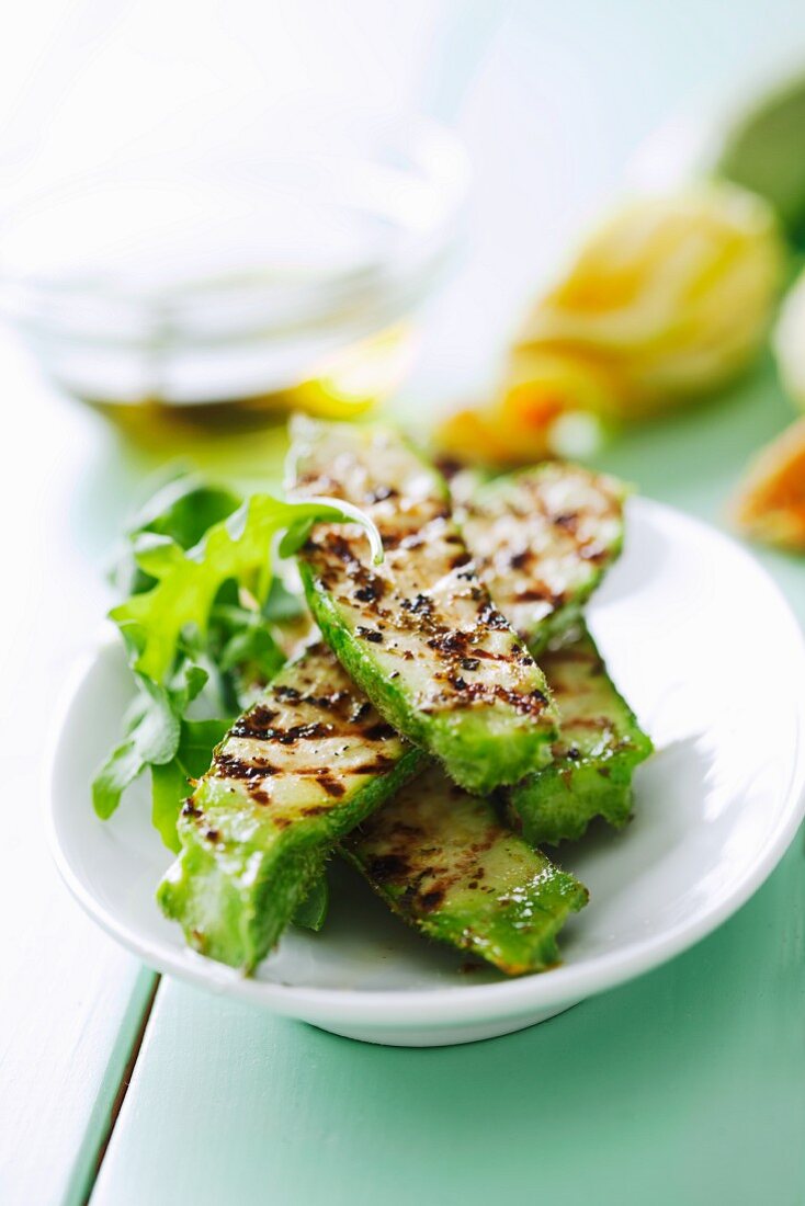 Grilled, marinated courgettes with rockets