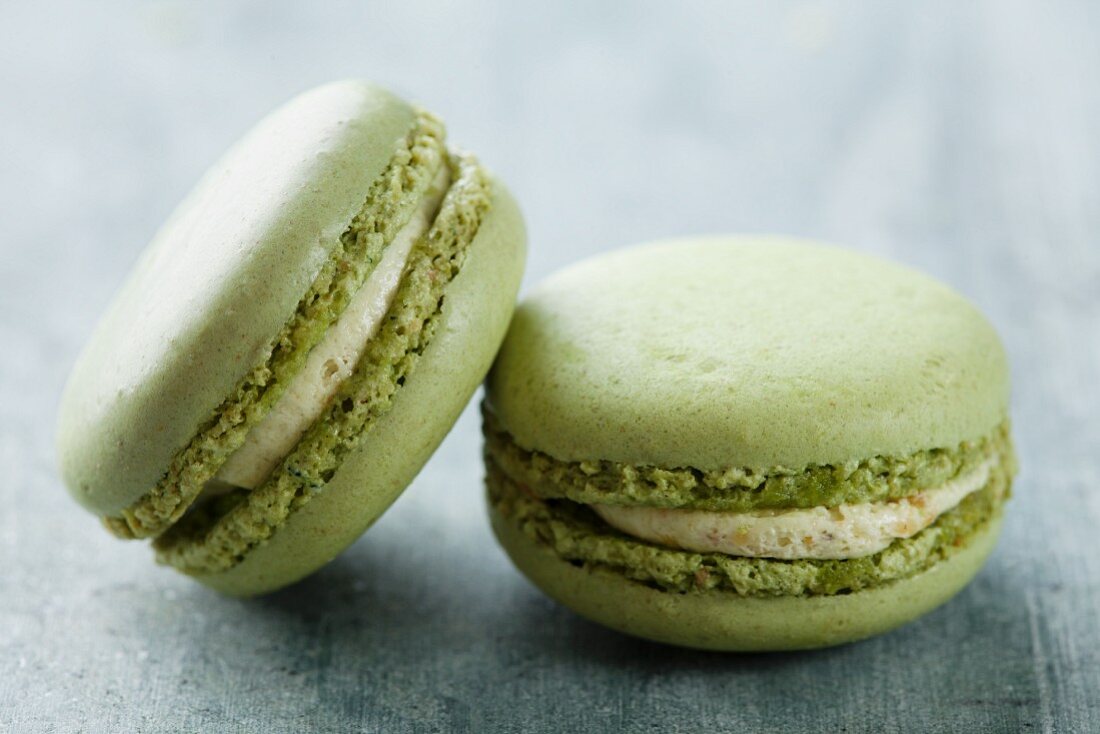 Zwei Pistazien-Macarons