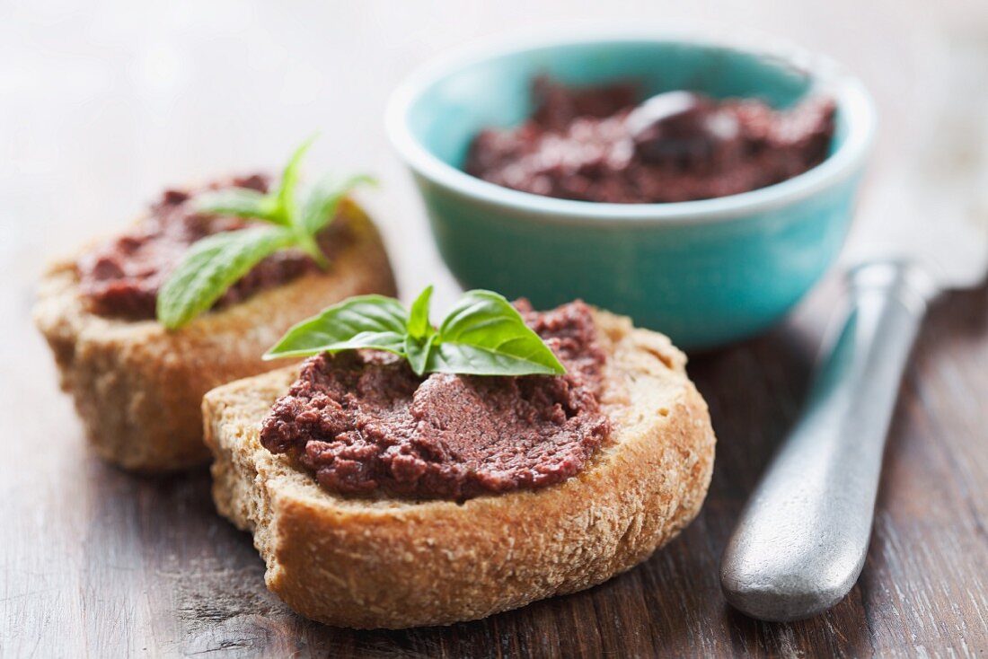 Vollkornbrötchen mit Olivencreme