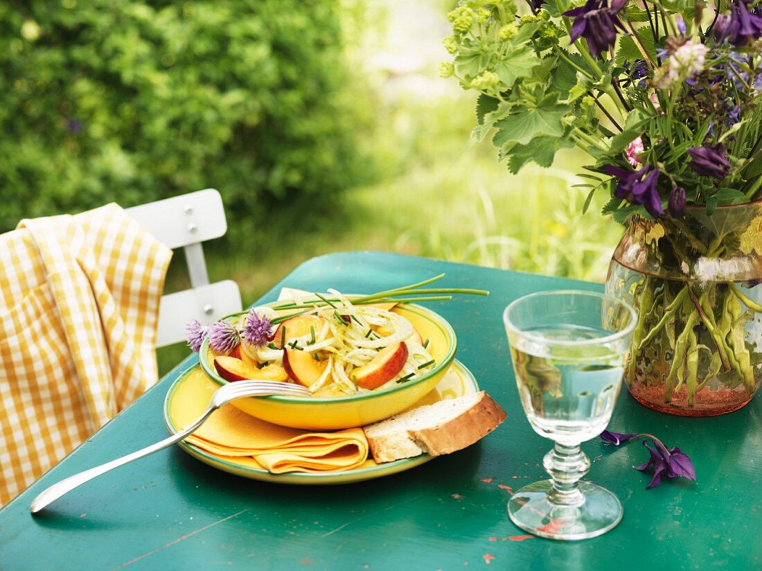 Fenchel-Pfirsich-Salat und Honigdressing mit Curry