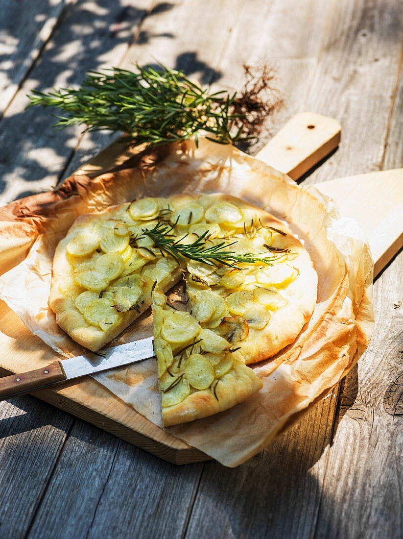 Focaccia con patate e rosmarino (Brotfladen mit Kartoffeln & Rosmarin)