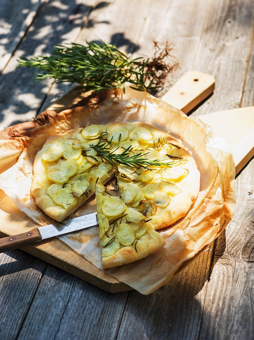 Focaccia con patate e rosmarino (flatbread with potatoes and rosemary)