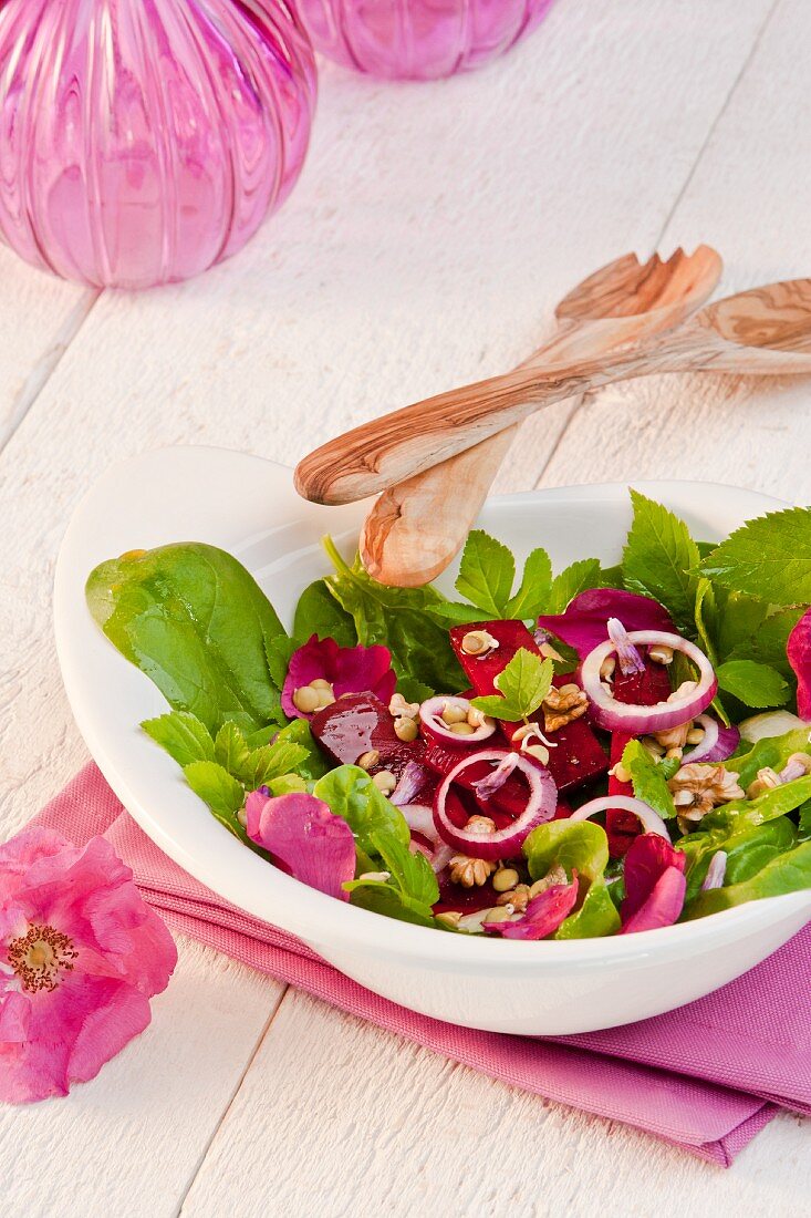 Salat mit Rote Bete, Giersch, Blütenblättern & Walnüssen