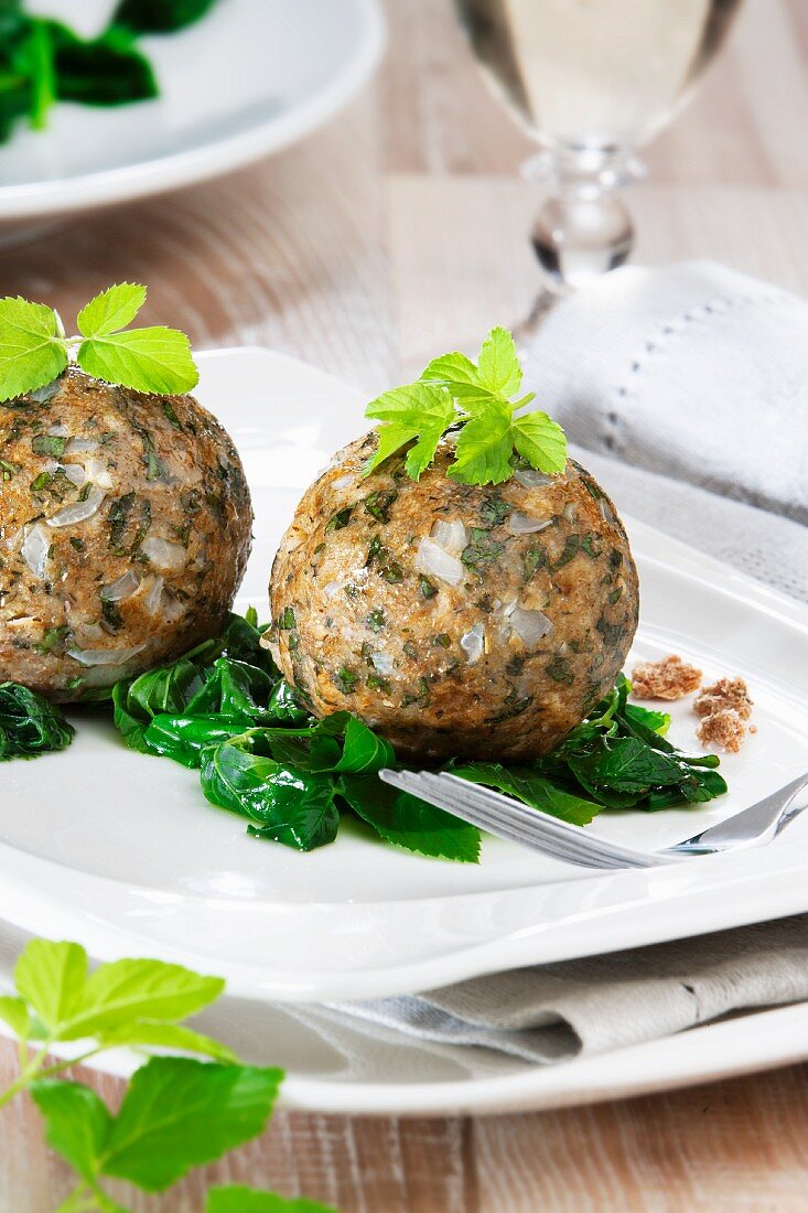 Bread dumplings with ground-elder