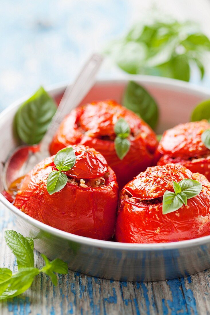 Geschmorte, gefüllte Tomaten in einer Pfanne
