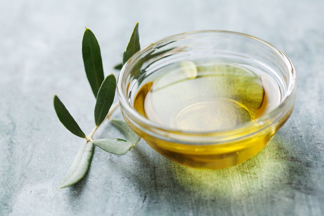 Ein Schälchen kaltgepresstes Olivenöl
