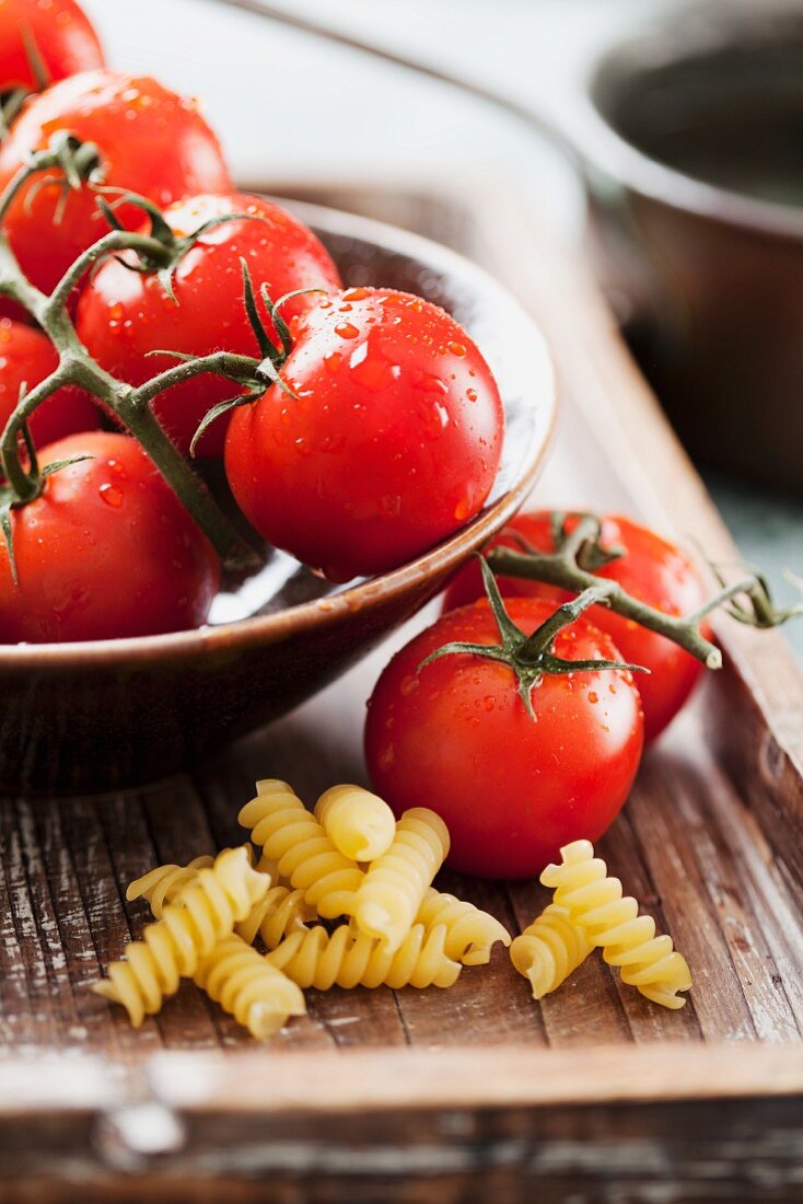 Tomaten und Spiralnudeln