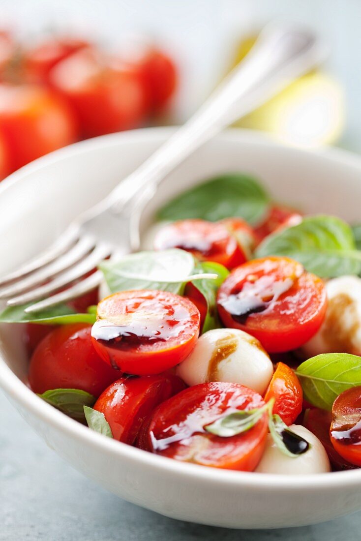 Tomatensalat mit Mozzarella, Basilikum und Balsamico-Vinaigrette