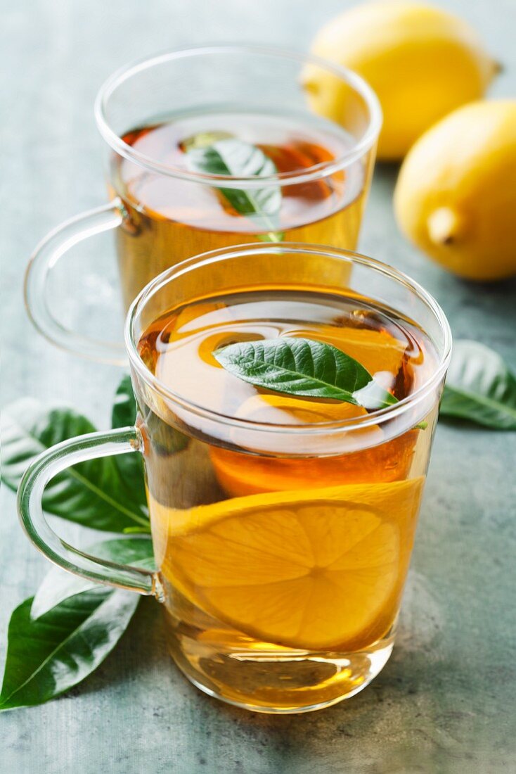 Heisser Zitronentee mit frischen Teeblättern
