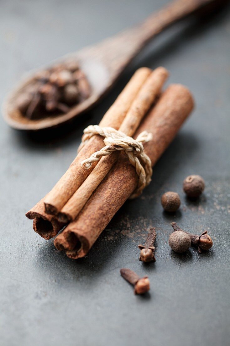 Cinnamon, cloves and allspice berries