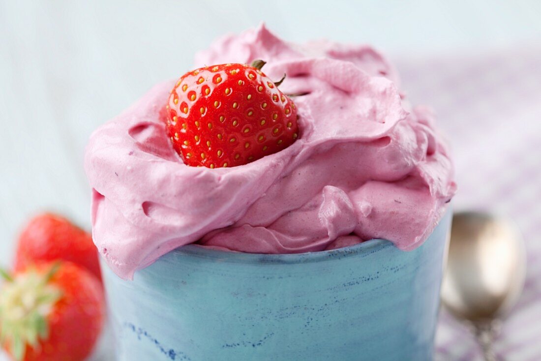 Erdbeermousse mit frischen Erdbeeren